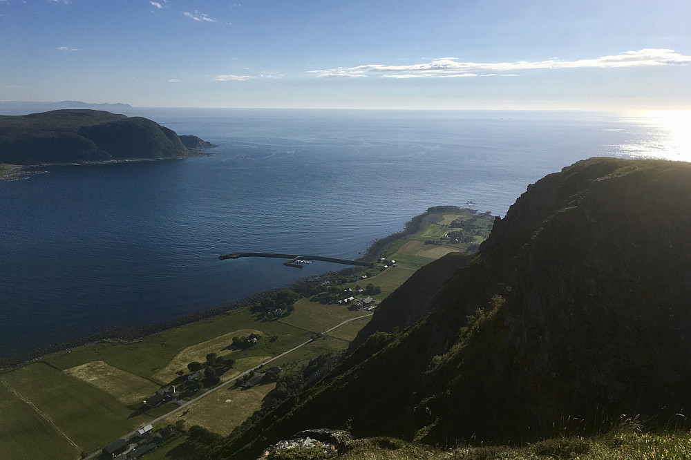 Bratt ned mot bebyggelsen og fjorden på vestsiden