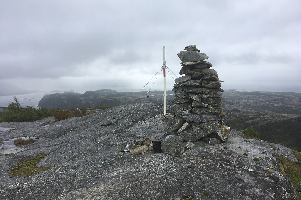Varde og trig-stang på Varden 260 på Straumøya