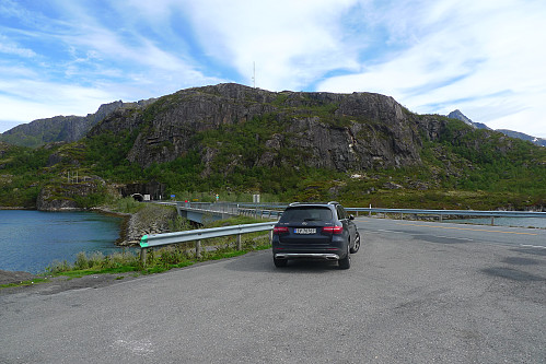 Parkering på stor plass i krysset mot Fiskebøl. Årnøya midt i mot
