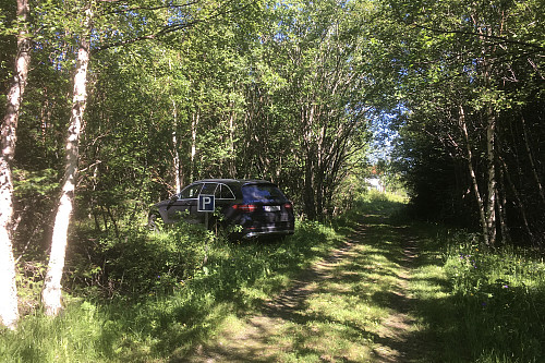P-plass for 2 biler inne i et skogholt