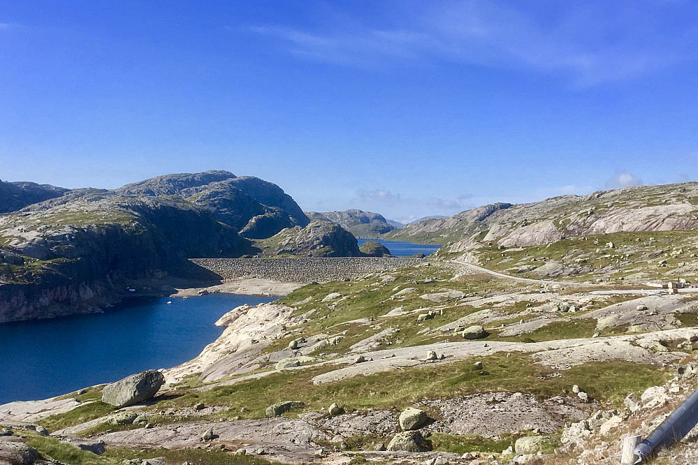 Fra veien sør for demningen i SV-enden av Akslaråtjørna. Strålaus er den høyeste toppen i bakgrunnen til venstre. Langavatnet DNT-hytte skimtes innerst ved vatnet