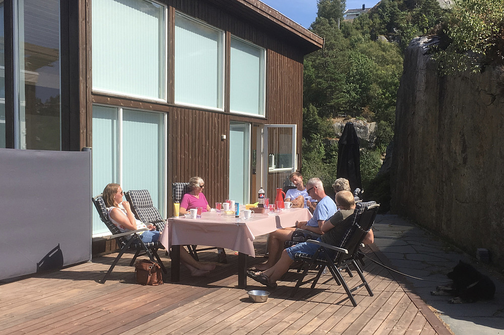 Gunnstein og Elisabeth inviterte oss på nybakte boller, is og kaffe på terrassen etter turen. Tusen takk for båtskyss og en veldig hyggelig stund sammen med dere!