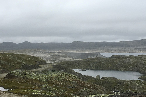 Utsikt nordover mot demningen og det nedtappete Førrevatnet