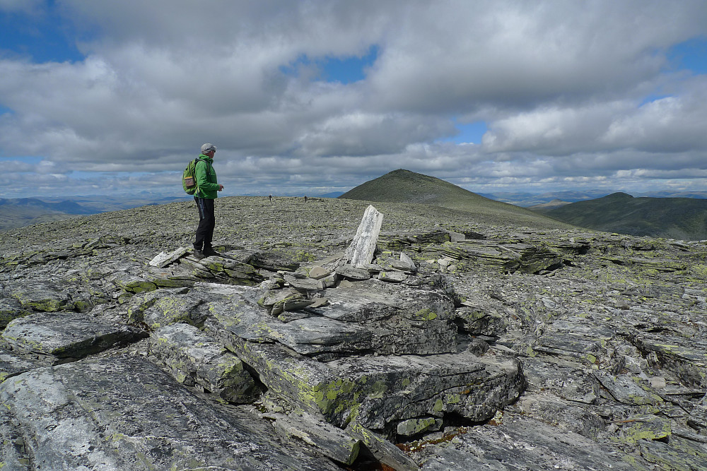 Stig på 1735-toppen. Gravskardhøgda i bakgrunnen