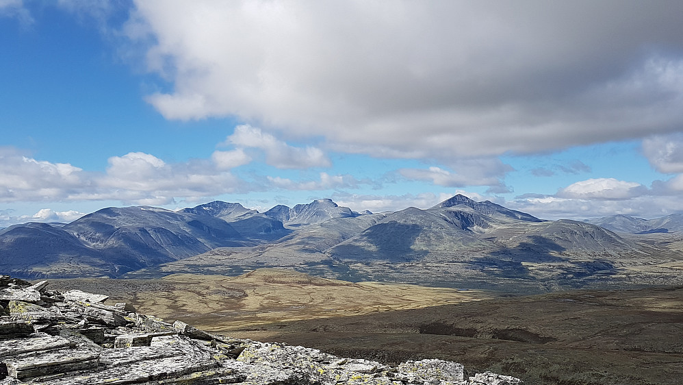 Fantastisk utsikt vestover mot Rondane fra ryggen opp mot Gravskardhøgda. Fra venstre Storronden, Vinjeronden og Rondslottet. Lenger mot høyre dominerer Høgronden 2115. Foto: Stig