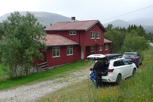 Ellefsplass DNT-hytte like ved vegen i Holøydalen