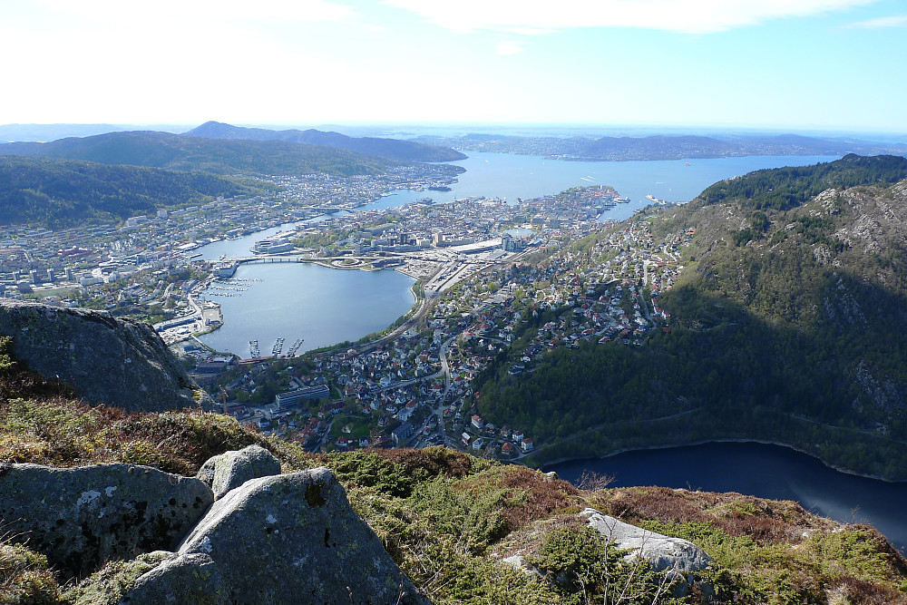 Bergen fra Ulriken i mai - finnes det vakrere by?
