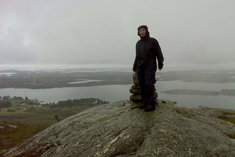 Astrid på toppen av Piltevarden på Mjømna.GPS: 2.78745 67.61752