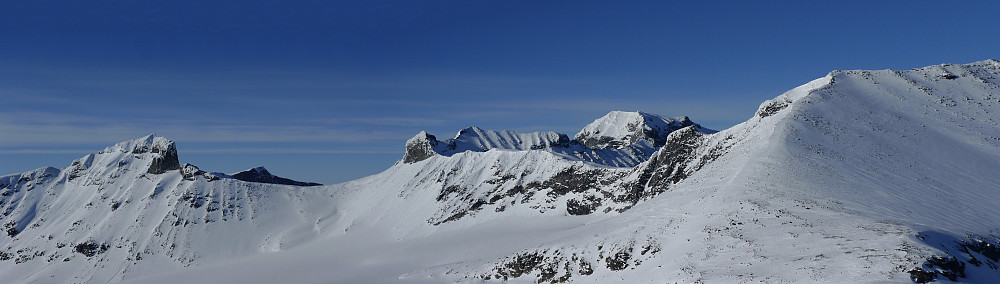 Panorama fra NØ for BHT V3. Skardstind til venstre, så Ymelstind, Storjuvtind og Galdhøpiggen. Tverråtindane til høyre