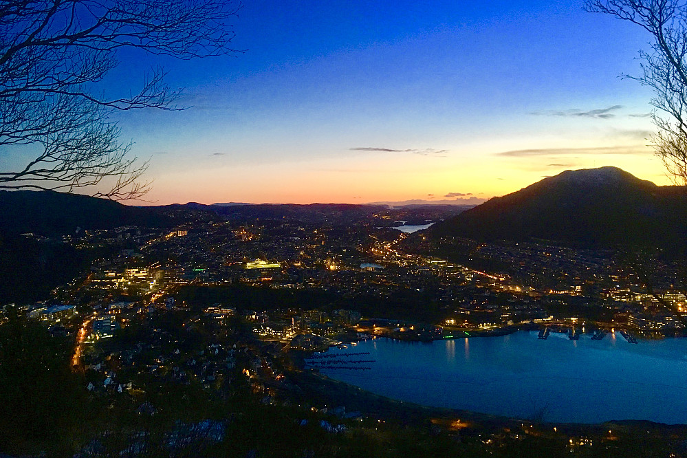 Fantastisk kveldslys over Bergensdalen fra Søndre Kamvei. Løvstakken til høyre