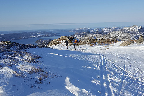 Stedvis brukbart skiføre på Vardegga, men lite snø. Foto Liv Synnøve