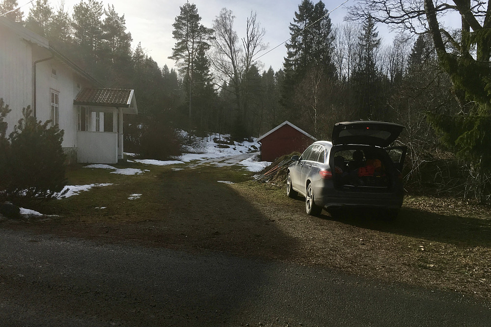 Parkering på Søndre Rønjul gård der skogsveien starter