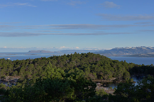 Utsikt mot øyene i nord. Florø midt i bilder mot høyre
