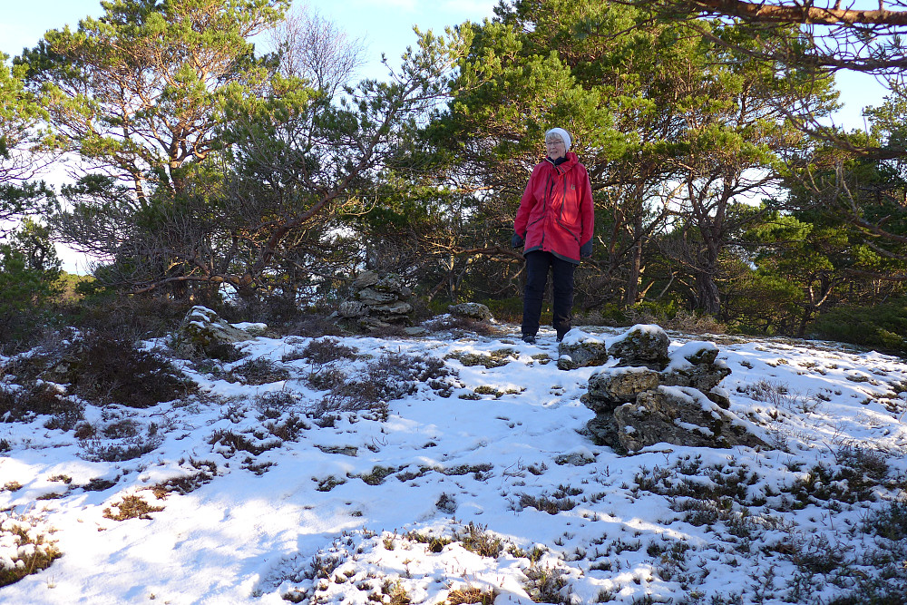 Astrid ved trig-merket og steinvardene på Kvalstadfjellet