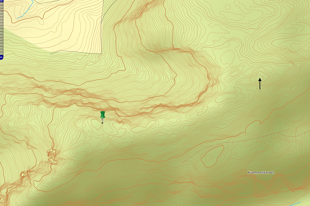Grønn nål markerer stedet for den opprinnelige toppen som nå er flyttet til 121 m koten markert med pil, 175 m lenger mot øst