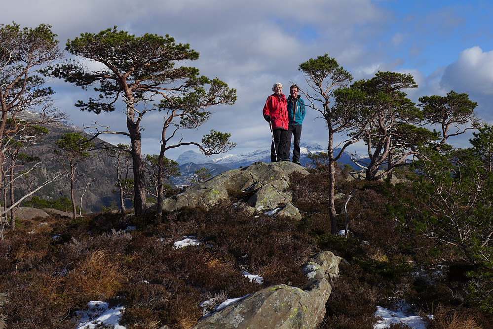 Astrid og Trond på høyeste punkt på Store Terøya