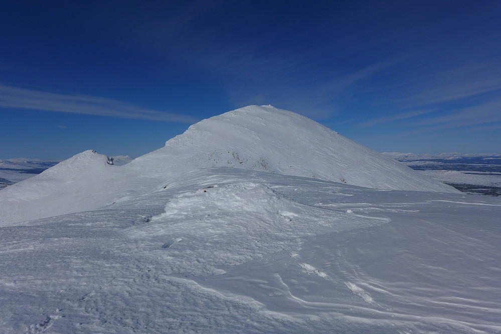Varden på Midtre Sølen S1 1682 moh. Hovedtoppen Midtre 1755 i bakgrunnen