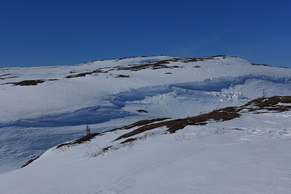 Snøskavl ved utløpet av bekken fra 725-vatnet. Kråkfjellet ii bakgrunnen