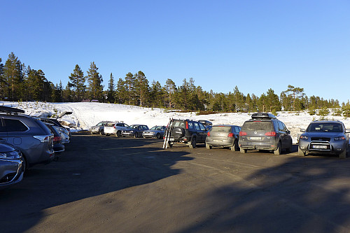 Nesten stappfullt med biler på øvre P-plass ved Granhaugvollen