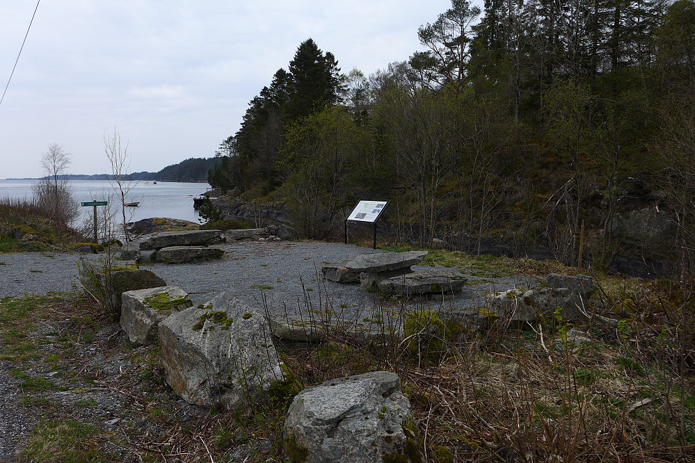 Parkerte nær kaien. Infoskilt ved turstart. Vi valgte tur langs den SØ stien.Blåmerket, bra sti.
