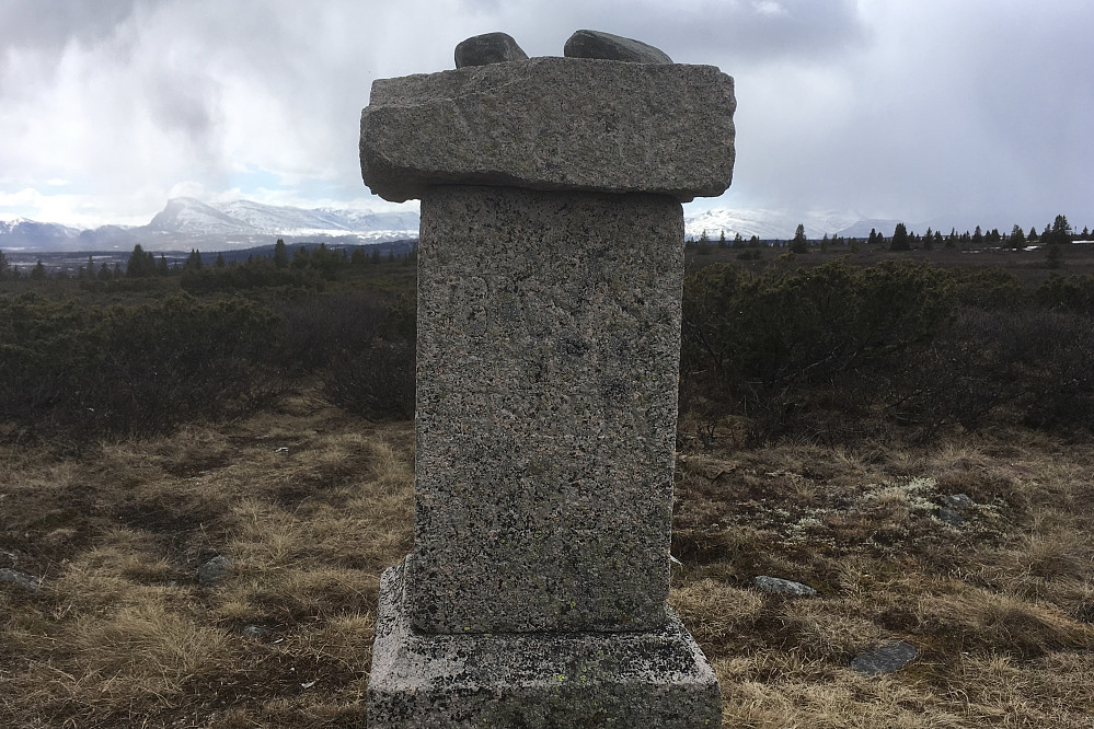 På østsiden av steinen er det meislet inn BASIS TISLEIA 1932