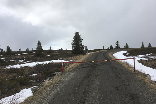 Låst veibom like NØ for søylen Tisleia basis Øst