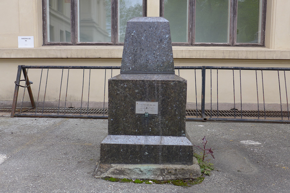 Flott obelisk av polert labradoritt. Kulen som var på toppen er flyttet vestover til Tregde!
