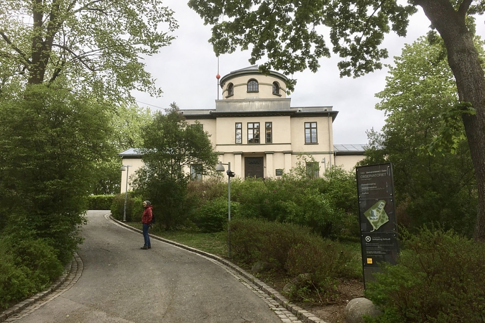Oslo Observatorium. Lynavlederen med kulen som var "tidssignalet" i Oslo fra 1855 til 1895 skimtes i bakgrunnen