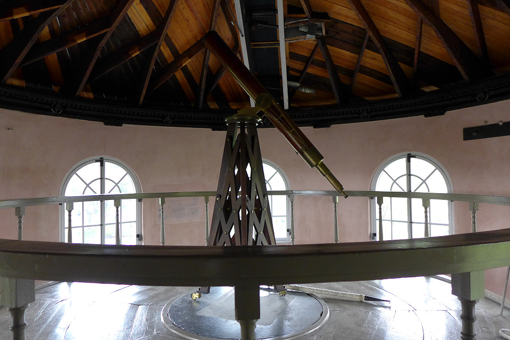 Kuppelen på Oslo Observatorium. Taket er dreibart og det kan åpnes en spalte i taket for å studere stjernehimmelen i ønsket posisjon!