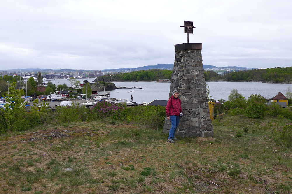 Astrid ved Meridianmerket med Oslo i bakgrunnen