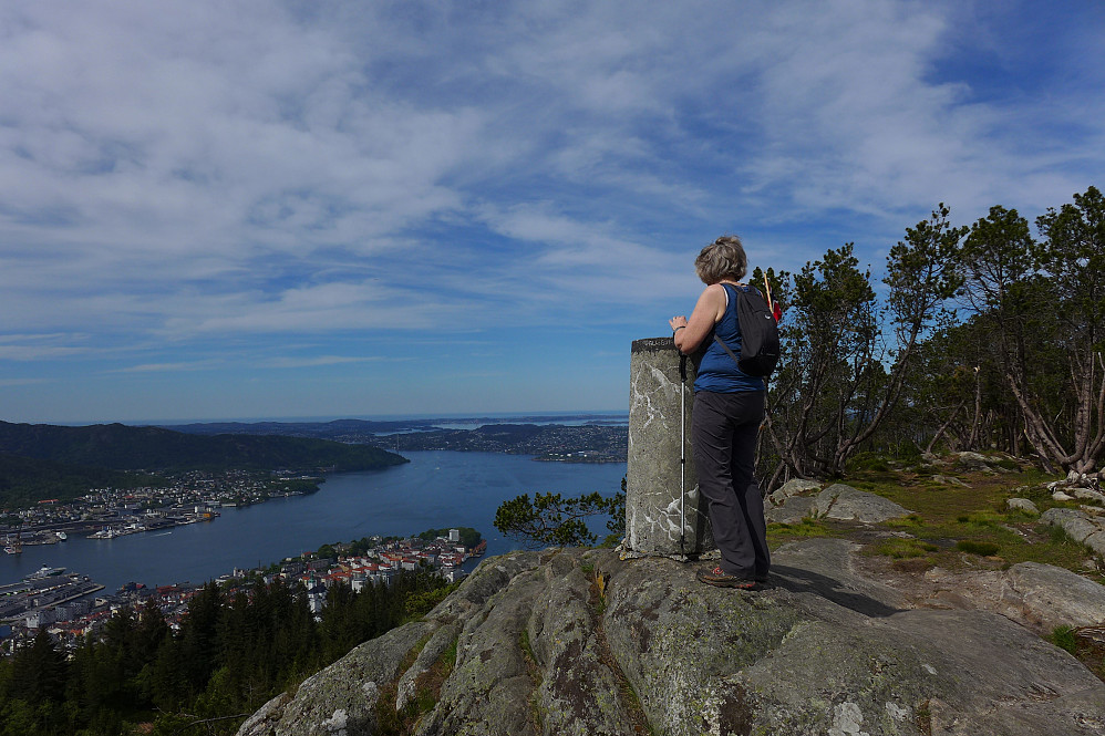 Første turmål ble Fløyvarden med flott utsikt over Bergen og innseilingen under Askøybroen