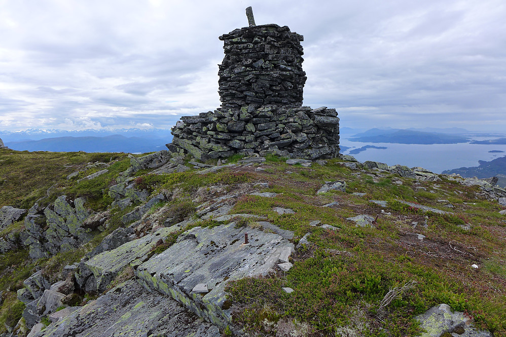 Gammelt trig-merke med Kartverkets bolt I forgrunnen