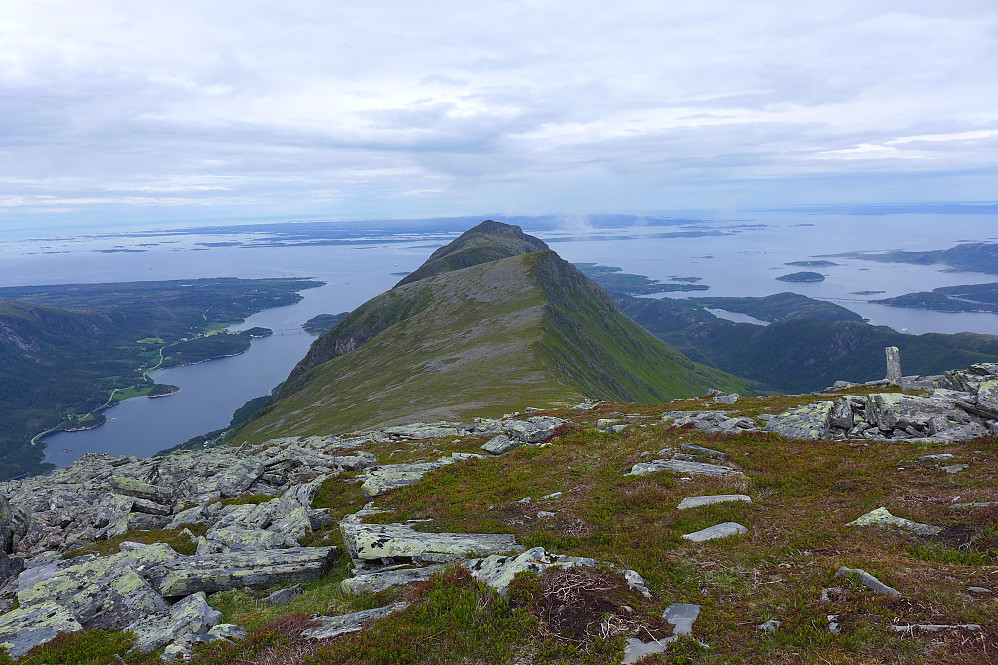 Den flotte ryggen nordover mot Nonsknubben 796 og Stabben 826. Smøla i bakgrunnen