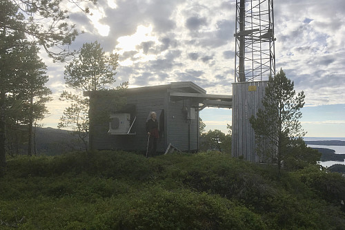 Hus og mast på toppen i motlys. Vi fant og glasset med våt turbok!