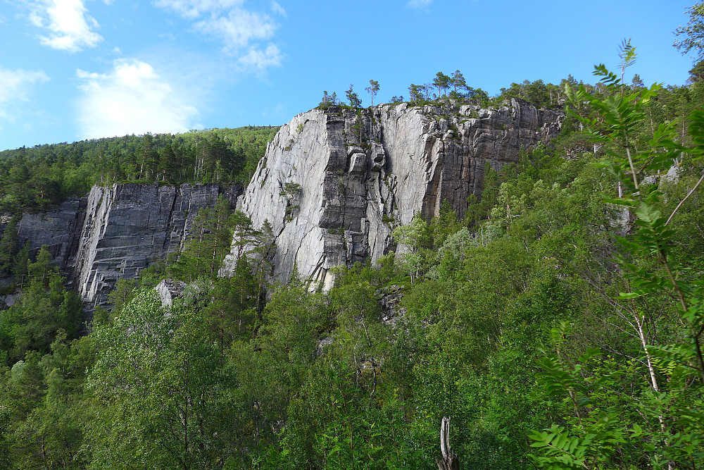 Imponerende klippeformasjonen på nordsiden av lien