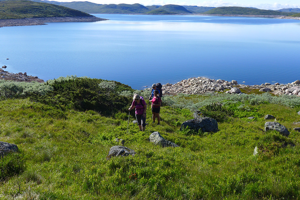 Folket på vei oppover langs bekken med Fjorden i bakgrunnen