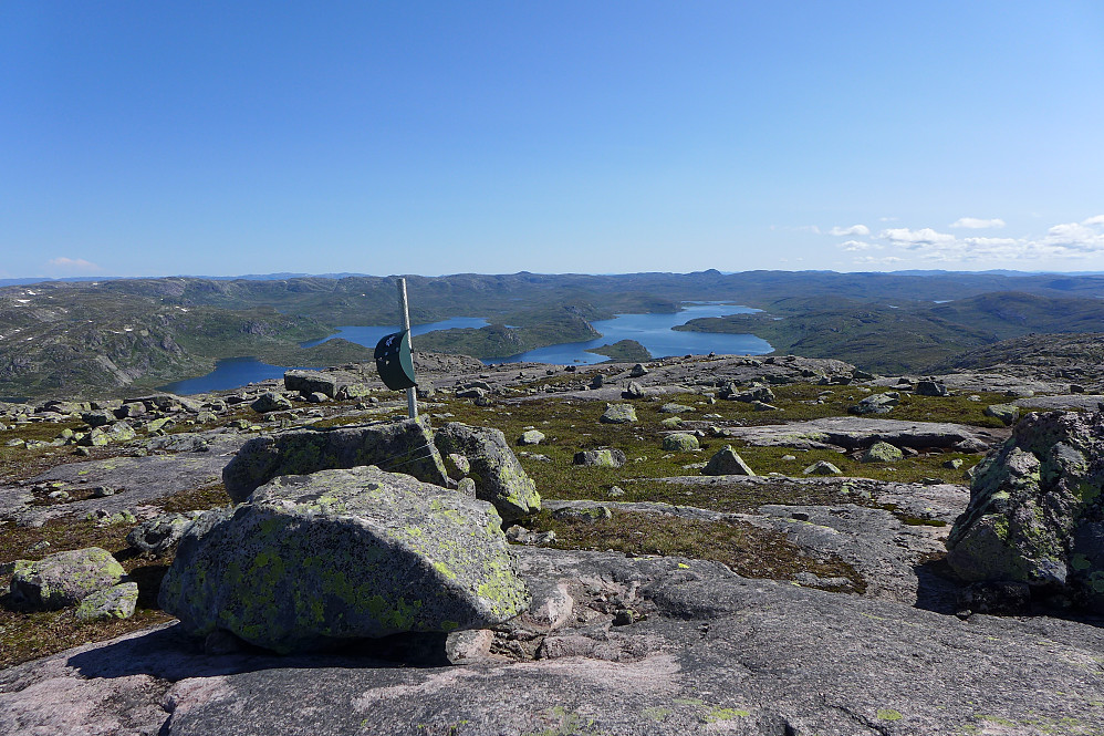 Turkasse med bok fra 2012 der det var forbausende mange innskrivninger, bl.a. også fra Kolla. Utsikt østover mot Botnavatnet 