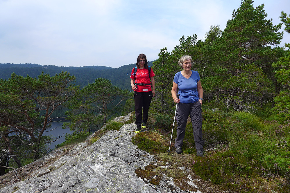 Astrid og Liv Synnøve langs kanten ned mot Kusæltjærna