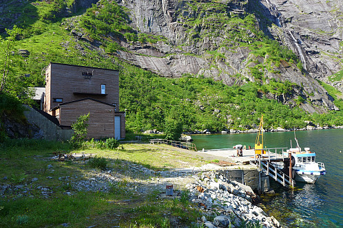 Kaien med kraftstasjonen innerst i Forsfjorden