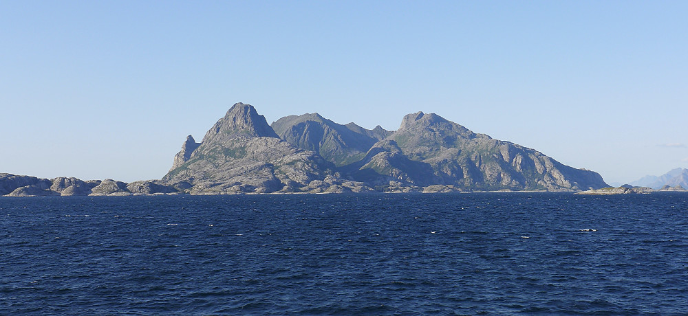 Landegode passeres i Vestfjorden mellom Bodø og Moskenes
