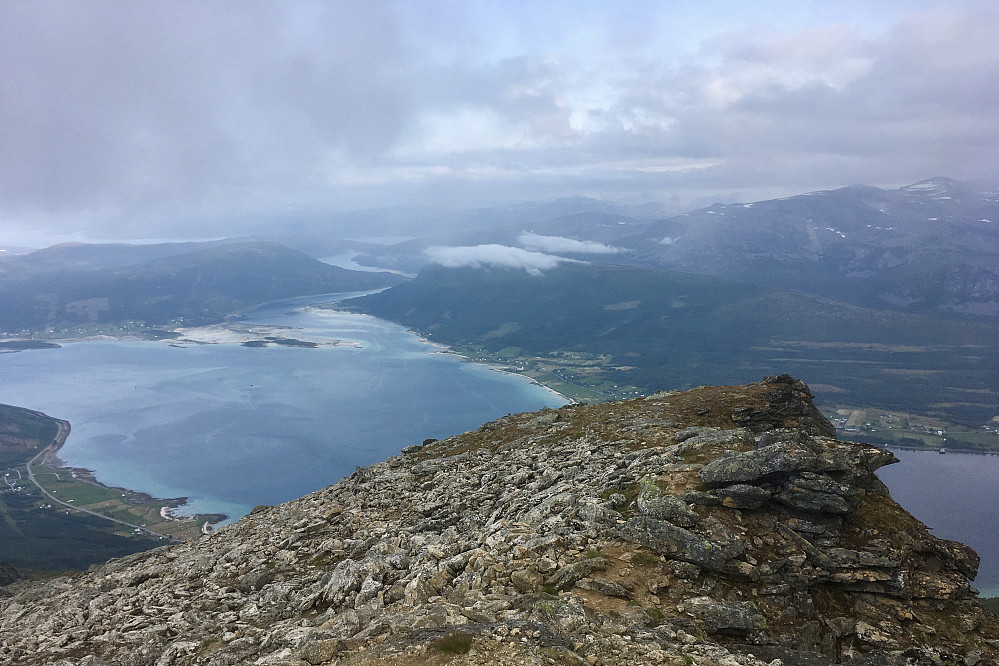 Mot Lavangsfjorden (ØSØ)