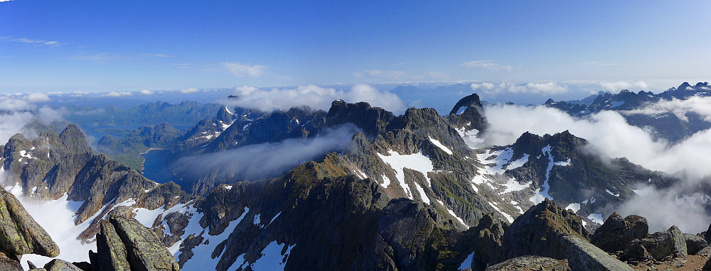 Panorama fra toppen mot NØ-Ø-SØ. Det regulerte Trollfjordvatnet (192-168) mot venstre (?), Trolltindan mot høyre