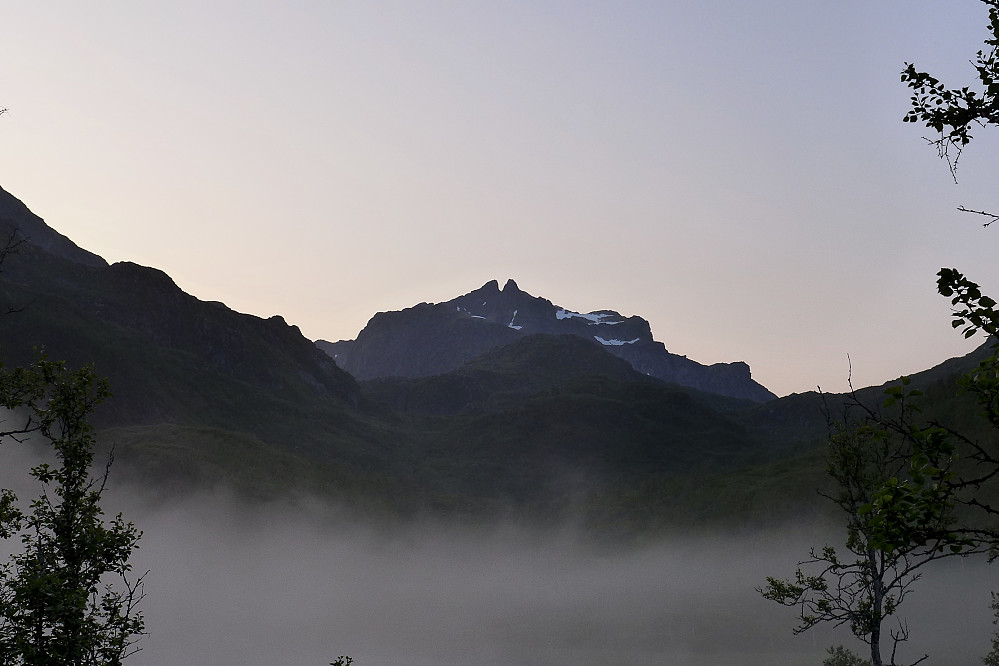 Kveldsbilde mot Møysalen fra ytterst i Forkledalen. Kveldståke har begynt å legge seg og Møyene i bakgrunnen nyter dagens siste solstråler!