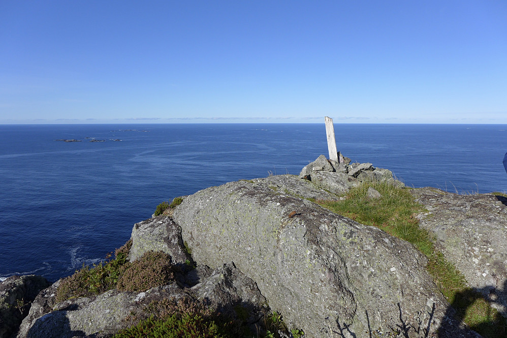 Nydelig dag ute i havet vest for Florø! Liten varde og rester etter et trig-merke på toppen av Litle Batalden.