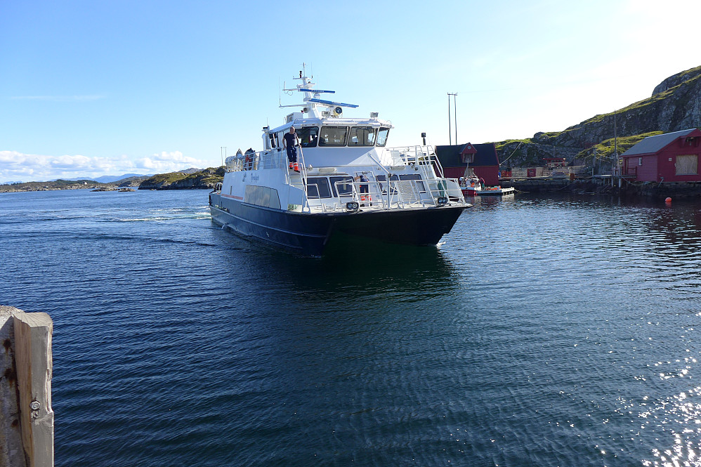 Hurtigbåten Fjordglytt kommer inn kl 1530 for å frakte oss vider til Barekstad på Hovden