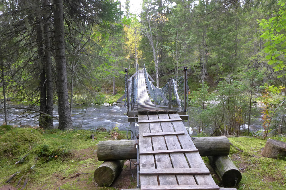 Sterkt svaiende og ustødig hengebro over Bergåa
