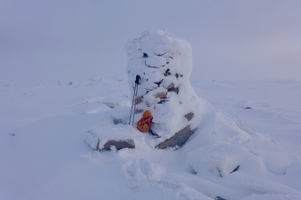 Varden på Haknalancearru/Hanglefjelelt 621 på grenselinjen mellom Berlevåg og Tana. ''Cearru'' betyr høyfjellslette på samisk. ''Haknalan'' har jeg ikke funnet noen forklaring på