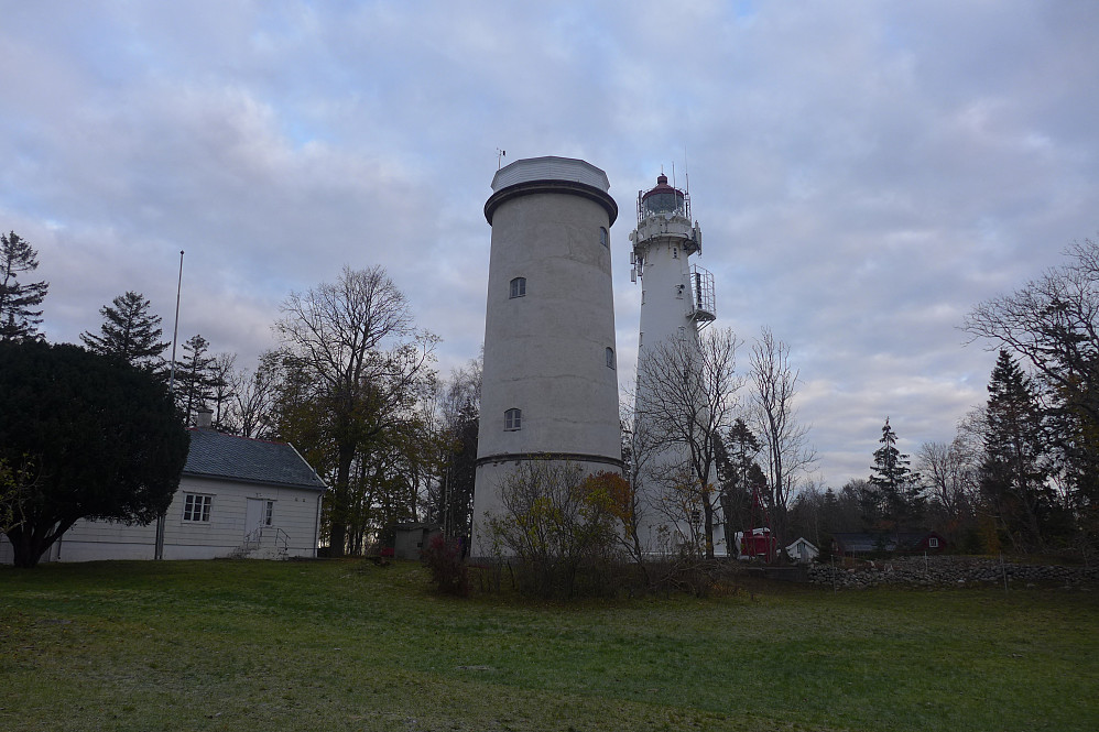 Det gamle fyrtårnet fra 1839 i forgrunnen og det nye fra 1939 bakenfor