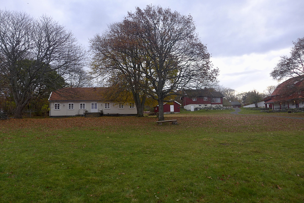 Gårdshusene på Øitangen med DNT-hytten til venstre