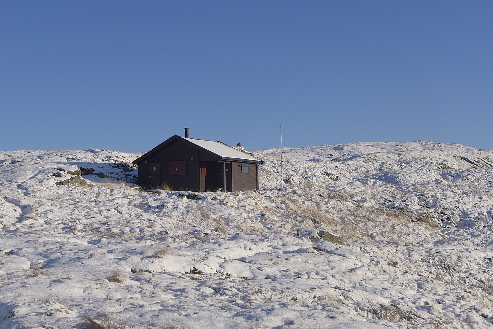 Nissebo - hytte nr. 47 ligger fritt og fint til på Midtfjellet. Brant ned i 2010. Gjenreist. Privat eie.